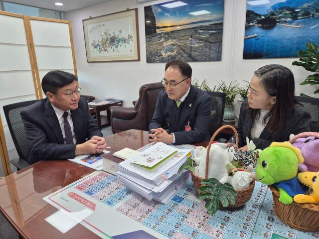 조현군 균형발전본부장이 국회를 방문해 남해안권 발전 특별법의 신속 제정을 촉구했다사진경남도