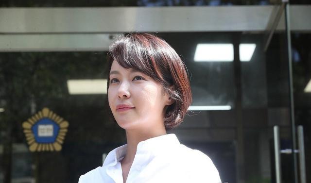 황정음, '43억 횡령' 1인 기획사 미등록 의혹…와이원 "전속계약 이미 해지"