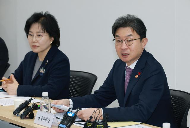 이억원 금융위원장이 8일 경기 수원시 수원서민금융통합지원센터에서 열린 포용적 금융 대전환 1차회의에서 발언하고 있다 사진금융위원회
