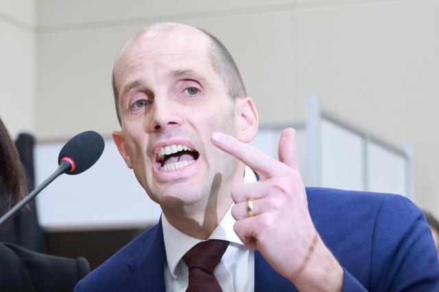 경찰, 로저스 쿠팡 대표 소환 통보...셀프조사·포렌식 의혹