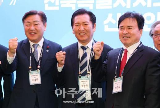 [포토] 기념촬영 하는 김관영·정청래·곽영길 (2026 전북특별자치도민회중앙회 신년인사회)