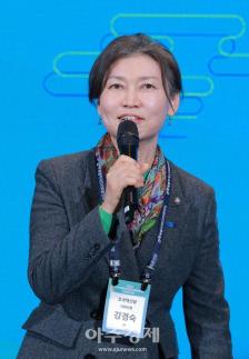 [포토] 새해 덕담 나누는 강경숙 의원 (2026 전북특별자치도민회중앙회 신년인사회)