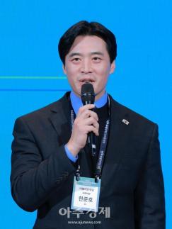 [포토] 새해 덕담 나누는 ​​​​​​​한준호  의원 (2026 전북특별자치도민회중앙회 신년인사회)