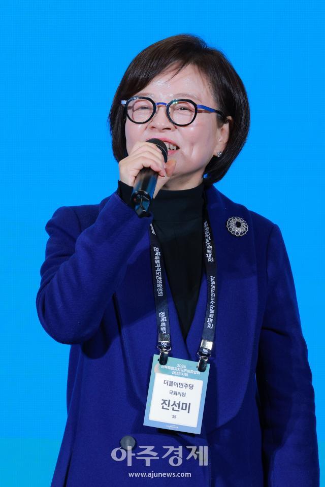[포토] 새해 덕담 나누는 ​​​​​​​진선미 의원 (2026 전북특별자치도민회중앙회 신년인사회)