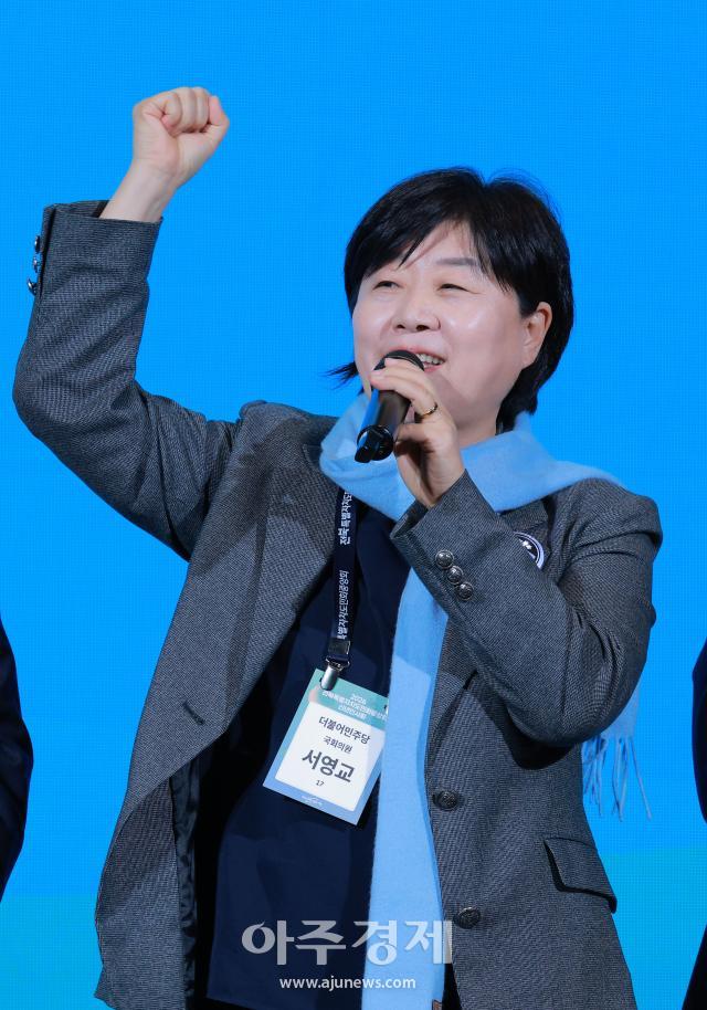 [포토] 새해 덕담 나누는 ​​​​​​​서영교 의원 (2026 전북특별자치도민회중앙회 신년인사회)