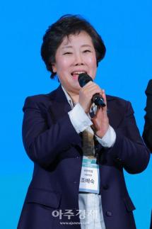 [포토] 새해 덕담 나누는 ​​​​​​​조배숙 의원 (2026 전북특별자치도민회중앙회 신년인사회)