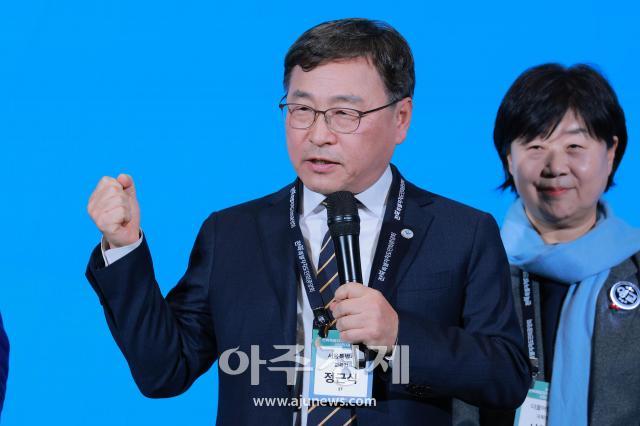 [포토] 새해 덕담 나누는 정근식 서울시교육감 (2026 전북특별자치도민회중앙회 신년인사회)