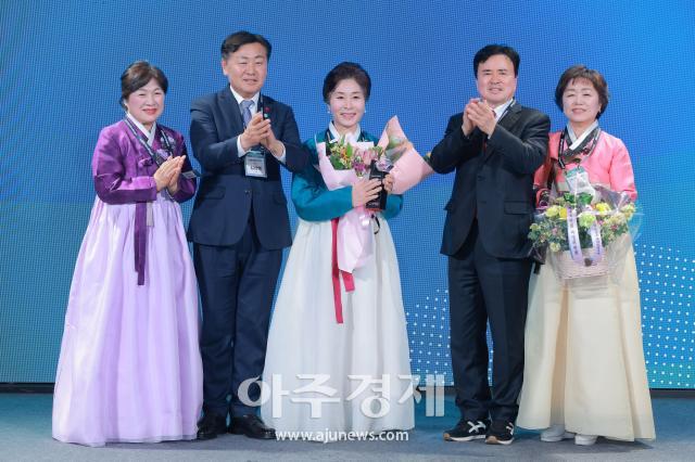 [포토] 홍계자 전북특별자치도민회중앙회 여성위원장, '자랑스런 전북인상' 수상