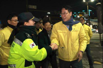 정명근 화성특례시장이 현장 봉사자들을 격려하고 있다 사진화성시