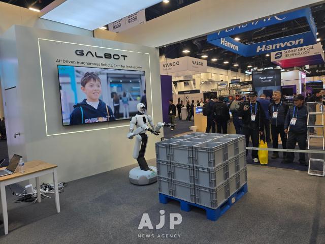 Galbots G1 model lifting plastic shelves at 