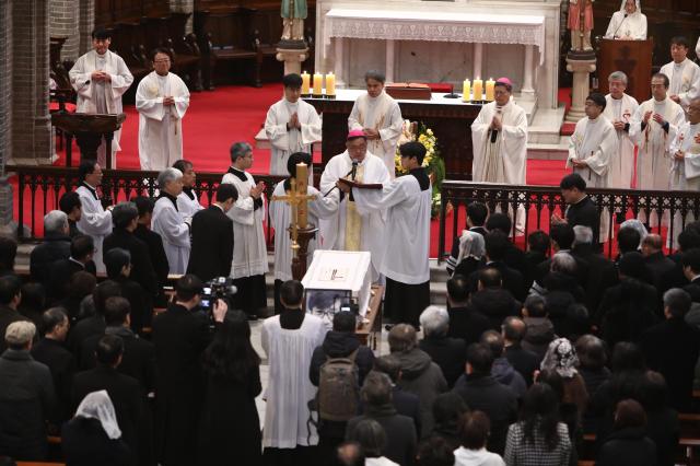 [포토] 정순택 대주교, 고 안성기 배우 장례미사 집전