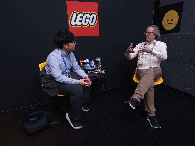 AJP 김동영 기자가 8일현지시간 미국 라스베이거스에서 열린 CES 2026 현장에서 톰 도널드슨 레고그룹 수석 부사장과 인터뷰하고 있다 사진아주미디어그룹 CES 특별 취재단