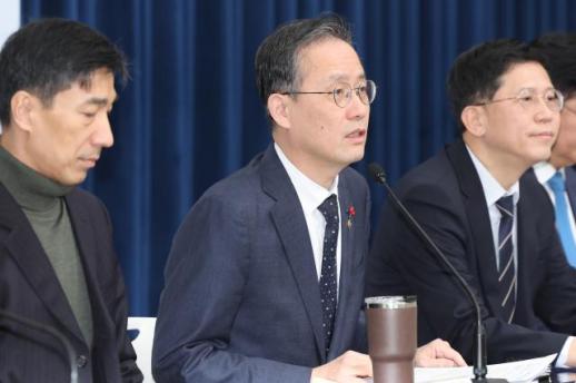 [전략은 나왔다, 내수는?] 발목 잡은 지방경기...세제 조정으로 나아질까