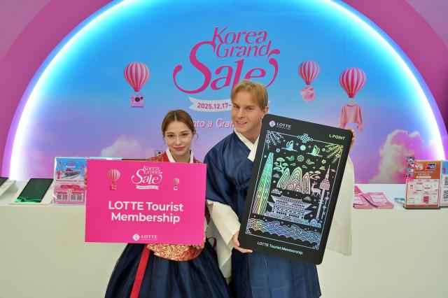 외국인 모델들이 9일 서울특별시 중구 명동에 위치한 눈스퀘어 1층 코리아그랜드세일 웰컴센터에서 포즈를 취하고 있다 사진롯데백화점