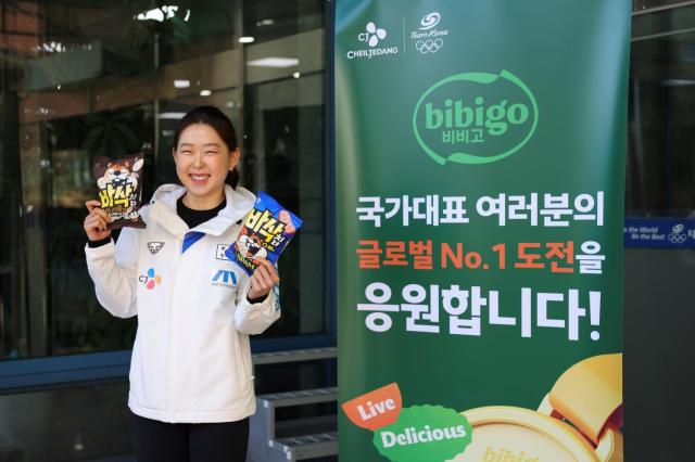 스피드스케이팅 국가대표 김민선 선수가 바삭칩 제품을 들고 기념사진을 찍고 있다 사진CJ