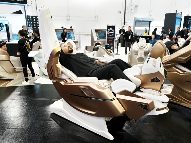 CES 2026 바디프랜드 부스에서 ‘733’을 체험하고 있는 참관객 사진바디프랜드