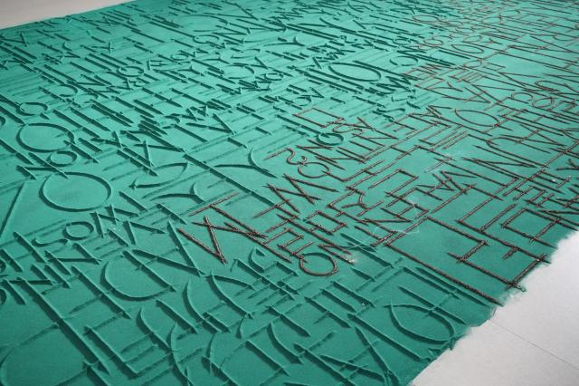 오인환 〈남자가 남자를 만나는 곳 서울〉 2020 향가루 436×618 cm《ㄱ의 순간》 설치 전경 예술의 전당 서울서예박물관 서울 2019–2020 사진 제공 작가
