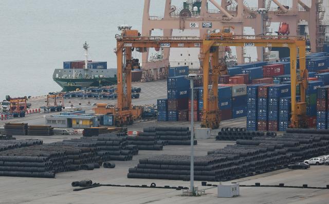 평택항에 쌓인 철강 제품 사진연합뉴스