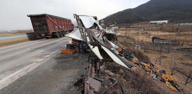 [종합] 서산영덕고속도로 곳곳서 추돌사고…5명 사망