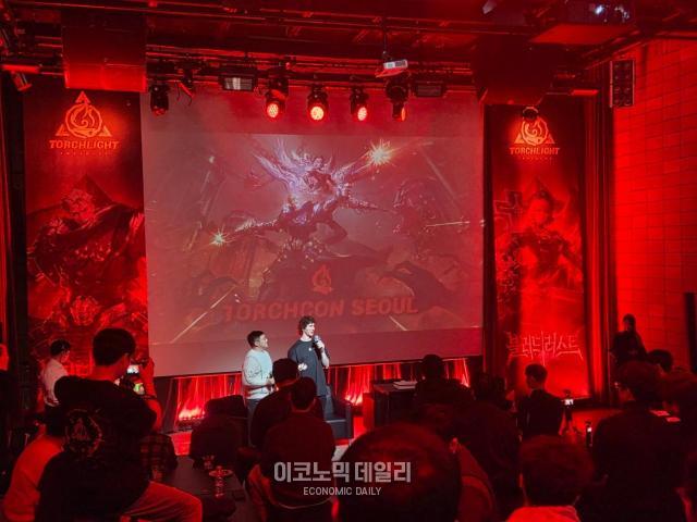 토치콘에 참가한 한국 유저들과 대화하는 앙드래 토치라이트 인피니트 글로벌 커뮤니티 총괄 매니저 사진류청빛 기자