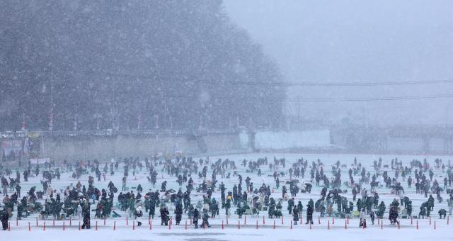국내 대표 겨울 축제인 2026 화천산천어축제가 개막한 10일 강원 화천군 화천읍 화천천에 마련된 축제장 일원에서 함박눈이 내리고 있다 사진연합뉴스