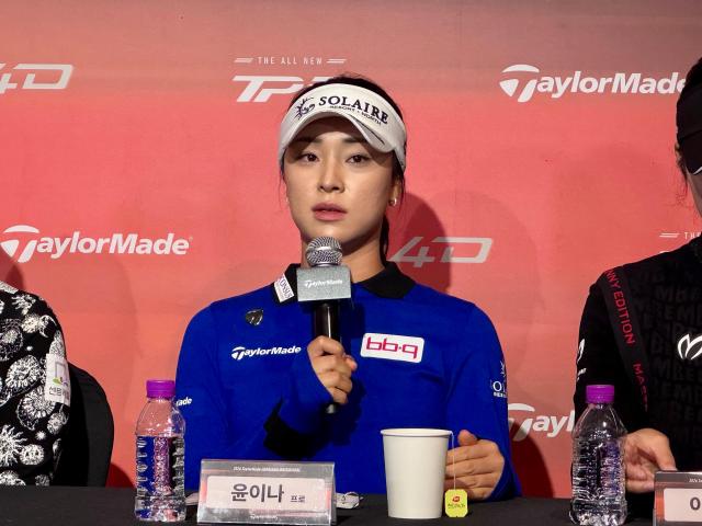 9일 서울 광진구 그랜드 워커힐서울에서 열린 테일러메이드 2026 신제품 드라이버 Qi4D 공개 행사에서 윤이나가 인터뷰를 진행하고 있다 사진강상헌 기자