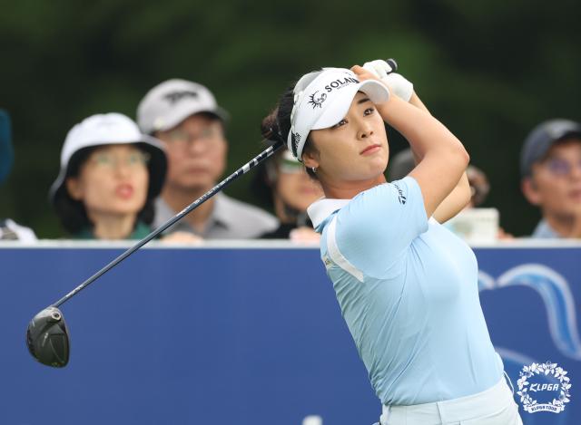 9일 제주도 서귀포시 사이프러스 골프앤리조트에서 열린 제주삼다수 마스터스 3라운드에서 윤이나가 6번홀 티샷을 하고 있다 사진KLPGA