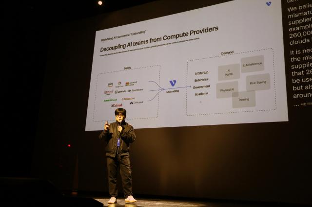 안재만 베슬AIVESSL AI 대표가 9일 오후현지시간 미국 캘리포니아 레드우드 시티 폭스 시어터에서 열린 ‘82 스타트업 서밋’에서 피칭을 하고 있다 사진AJP박세진 기자 swatchsjpajupresscom