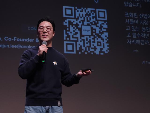 이재준 아날로그AIAnalog AI 대표가 9일 오후현지시간 미국 캘리포니아 레드우드 시티 폭스 시어터에서 열린 ‘82 스타트업 서밋’에서 저전력 반도체 기술을 소개하고 있다 사진AJP박세진 기자 swatchsjpajupresscom