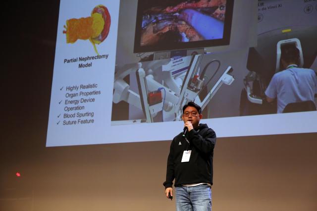 김진오 알데바Aldaver 대표가 9일 오후현지시간 미국 캘리포니아 레드우드 시티 폭스 시어터에서 열린 ‘82 스타트업 서밋’에서 합성 인공 장기 기술에 대해 발표하고 있다 사진AJP박세진 기자 swatchsjpajupresscom