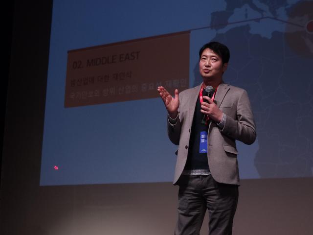 탁진희 한화에어로스페이스 전무가 10일현지시간 미국 캘리포니아 레드우드 시티 폭스 시어터에서 열린 ‘82 스타트업 서밋’에서 발표를 하고 있다 사진아주미디어그룹 샌프란시스코 특별 취재단