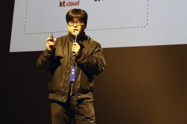 안재만 베슬AI 대표가 9일현지시간 미국 실리콘밸리 소재 폭스 시어터에서 열린 UKF X 82스타트업 서밋 2026에서 발표를 하고 있다 사진아주미디어그룹 샌프란시스코 특별취재단