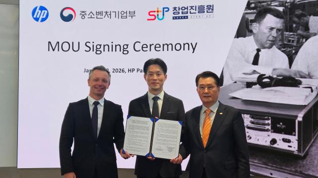 9일현지시간 미국 팔로알토 HP 본사에서 열린 창업진흥원과 HP의 어라운드엑스 운영을 위한 양해각서MOU 체결식에서 노용석 중소벤처기업부 제1차관가운데과 참석자들이 기념촬영을 하고 있다 사진중기부