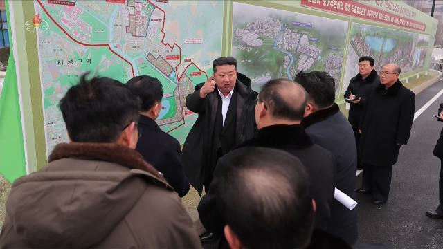 김정은, 화성지구 주택 건설현장 방문…'수도건설계획' 언급
