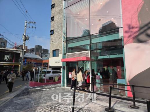 화면 밖 나온 무신사·에이피알…핵심 상권 체험 성지 구축