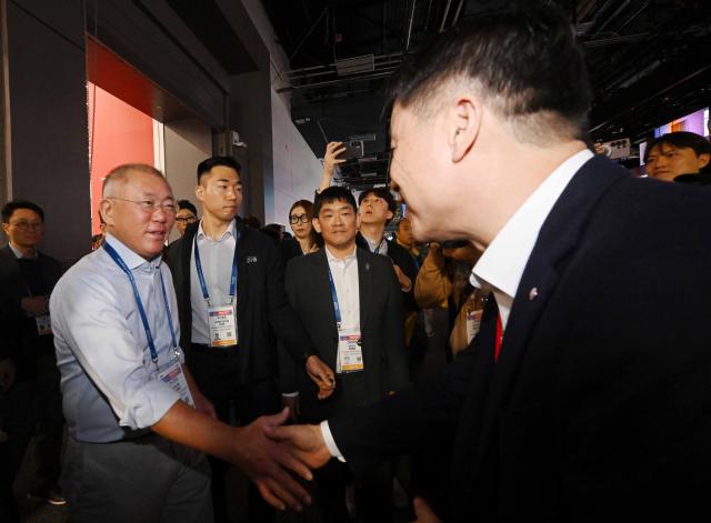 정의선 현대자동차 회장이 6일현지시간 미국 네바다주 라스베이거스 컨벤션센터LVCC에서 열린 CES 2026에서 LG전자 부스를 찾아 류재철 LG전자 최고경영자CEO와 악수하고 있다 사진연합뉴스