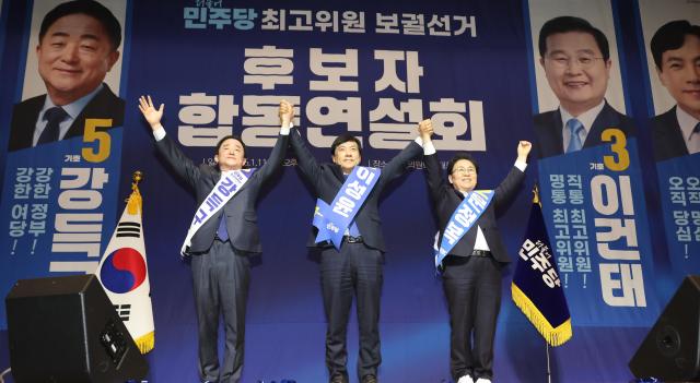 11일 서울 여의도 국회 의원회관에서 열린 더불어민주당 최고위원 보궐선거 후보자 합동연설회에서 최고위원에 당선된 후보들이 기념 촬영하고 있다 강득구왼쪽부터 이성윤 문정복 당선인 사진연합뉴스