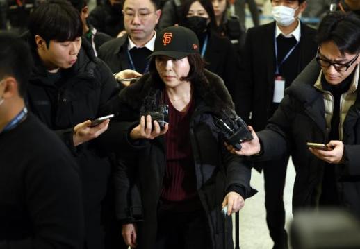 [포토] 입국하는 김경 서울시의원