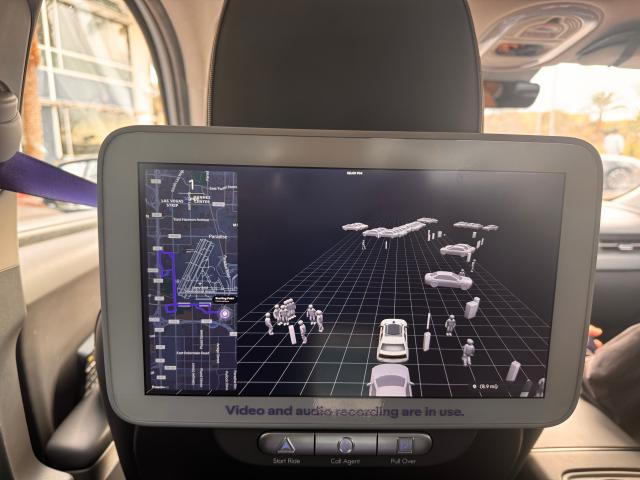 모셔널 뒷좌석에 배치된 화면을 통해 로보택시가 감지한 주변 차량과 보행자를 확인할 수 있다 사진이성진 기자