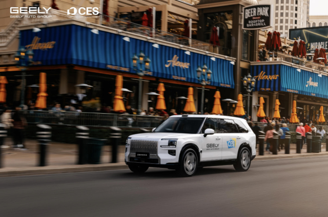 CES 2026이 열린 미국 라스베이거스 일대를 주행 중인 지커 9XZeekr 9X