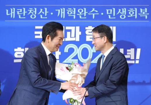 [포토] 정청래 대표, 한병도 신임 원내대표에게 축하 꽃다발