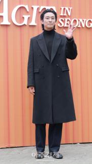 [포토] 주지훈, 멋짐 가득 손인사