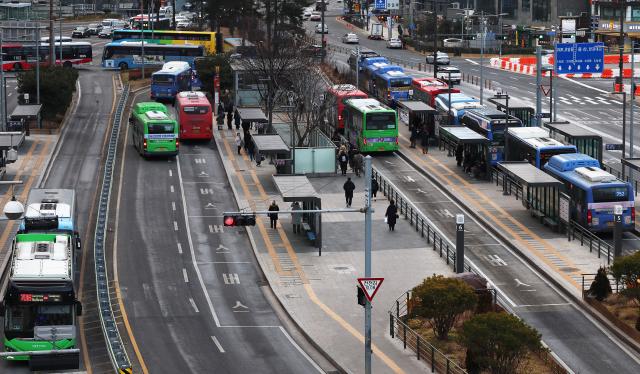 통상임금 판결에 따른 임금 인상안을 두고 사측과 첨예하게 대립해온 서울 시내버스 노조가 파업 예고일을 하루 앞둔 12일 오전 서울 중구 서울역 버스환승센터로 버스가 도착하고 있다 사진연합뉴스