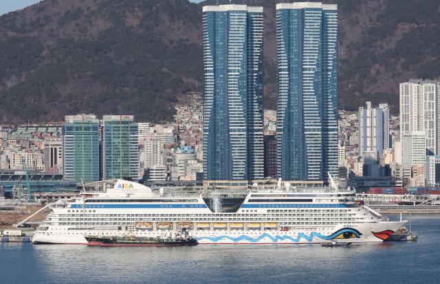 "阿伊达女神"号邮轮首次抵达釜山港