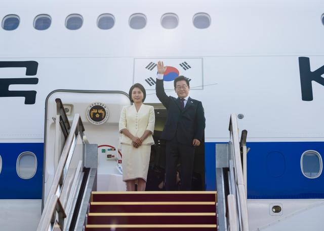 이재명 대통령과 부인 김혜경 여사가 23일 성남 서울공항에서 1호기에 올라 인사하고 있다사진청와대