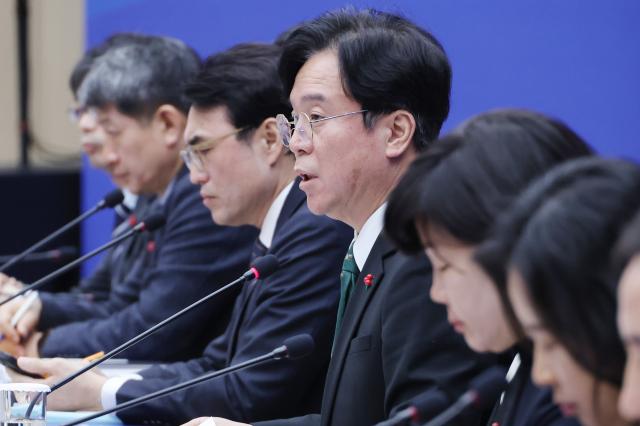 노동장관 "장시간·저임금 성장모델 벗어나 노동이 주체...일터 민주주의 실현해야"