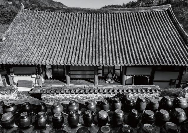 대원사의 가람과 장독대 모습