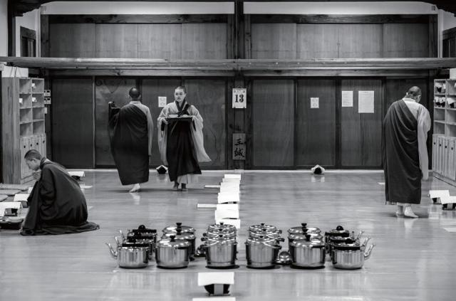 발우공양 준비하는 모습