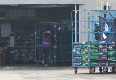 (15일 3면 박스) 몸집 아닌 영향력 본다… 쿠팡, 공정위 판단의 갈림길