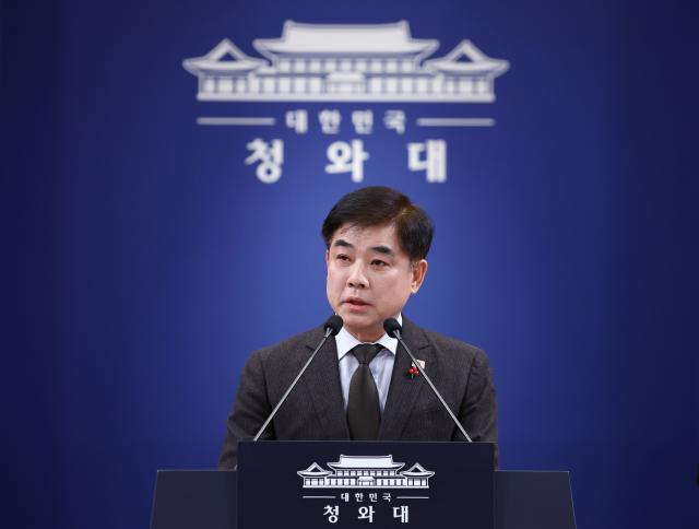 김병욱 청와대 정무비서관이 12일 청와대 춘추관에서 정당 지도부 오찬 간담회 일정 관련 브리핑을 하고 있다 김 비서관은 이재명 대통령이 16일 청와대에서 각 정당 지도부와 오찬 간담회를 갖는다고 밝혔다사진연합뉴스